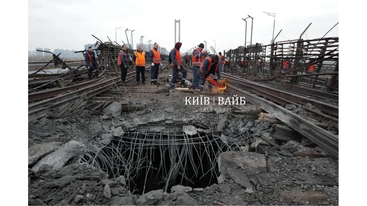 💥Появились кадры огромной воронки на Южном мосте в Киеве после ударов ночью