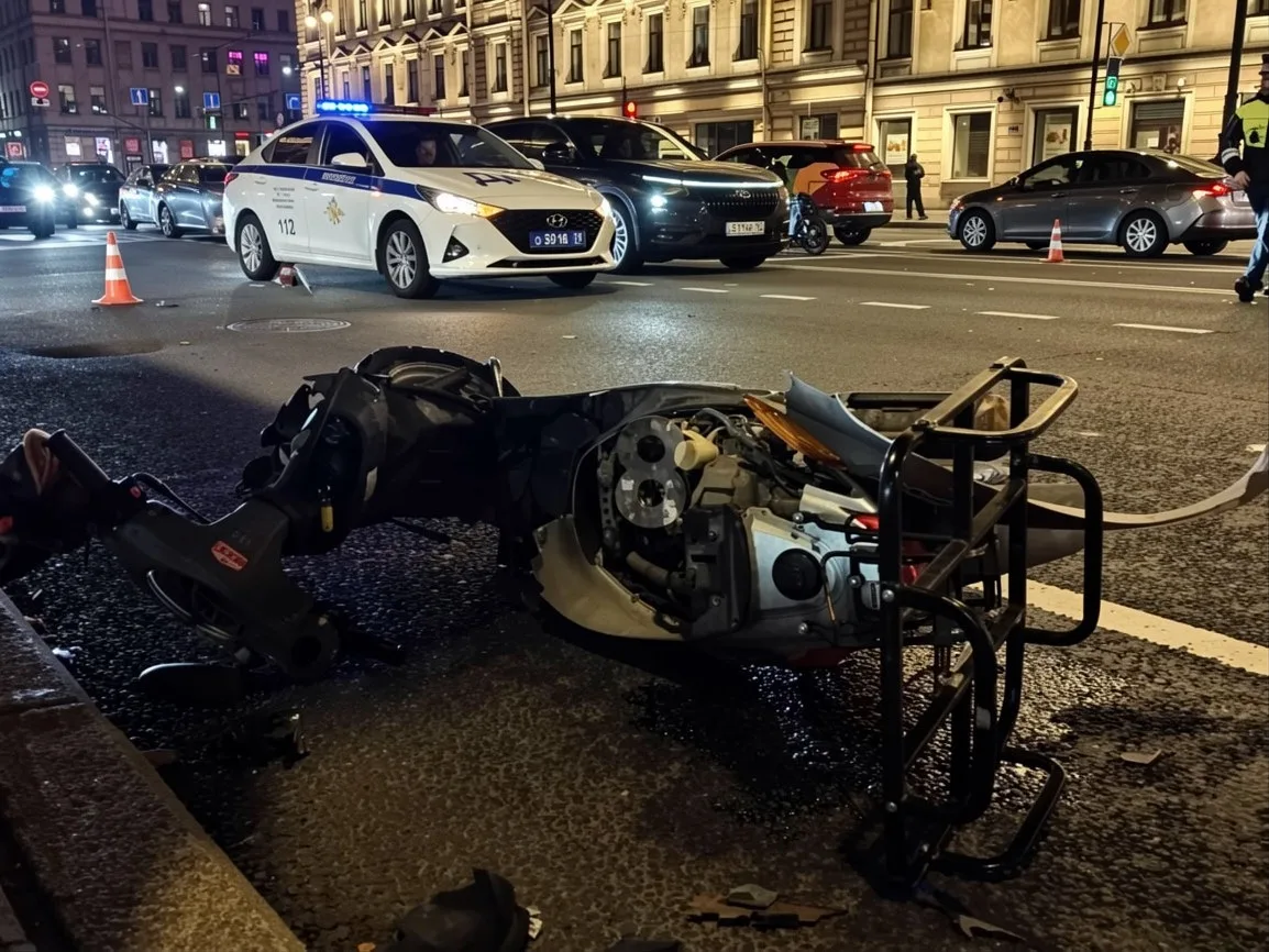 😱 Два курьера попали в ДТП с BMW в Петербурге