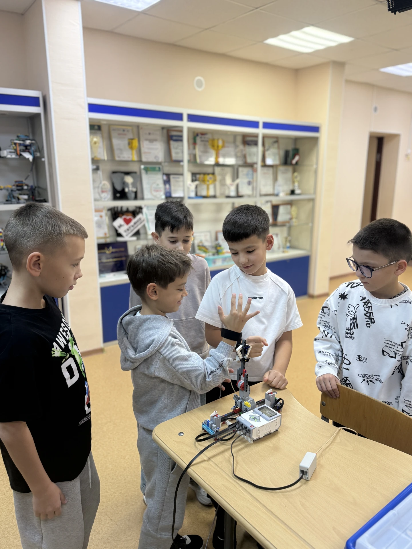 Армрестлинг среди роботов! 💪🤖