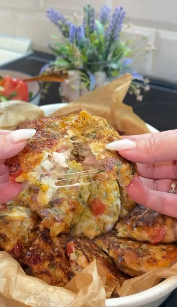 🥘 Сочные рубленые котлеты с сыром и томатом