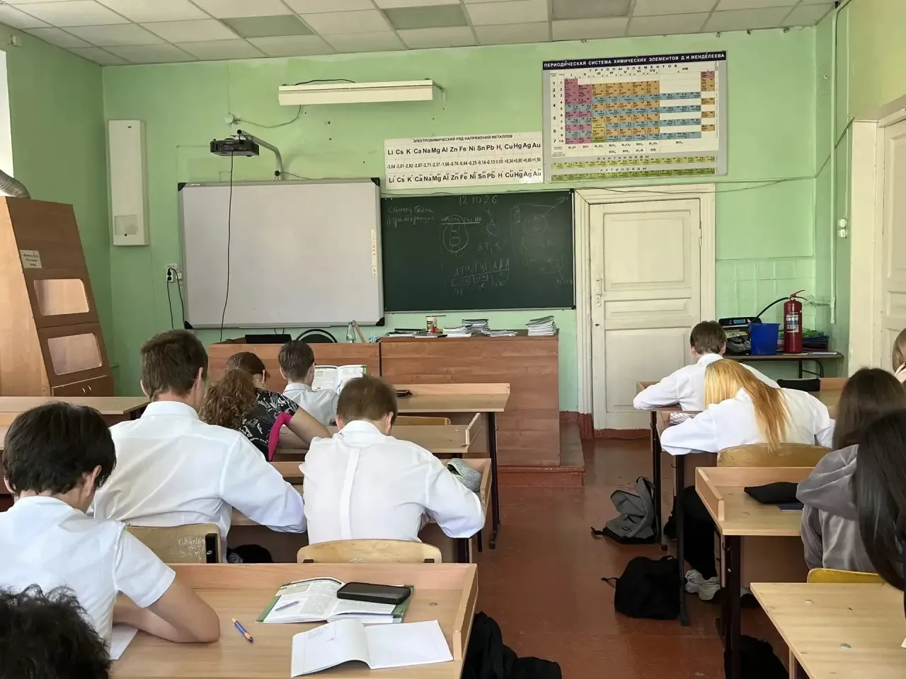 На уроках биологии кипит работа 🧬