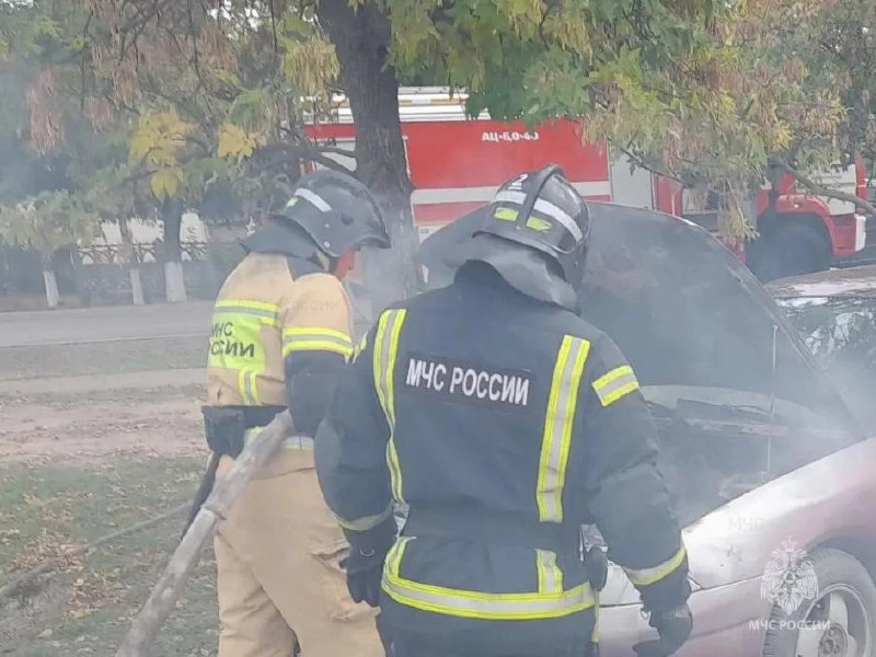🔥 В Новотроицком спасатели МЧС потушили горевший автомобиль