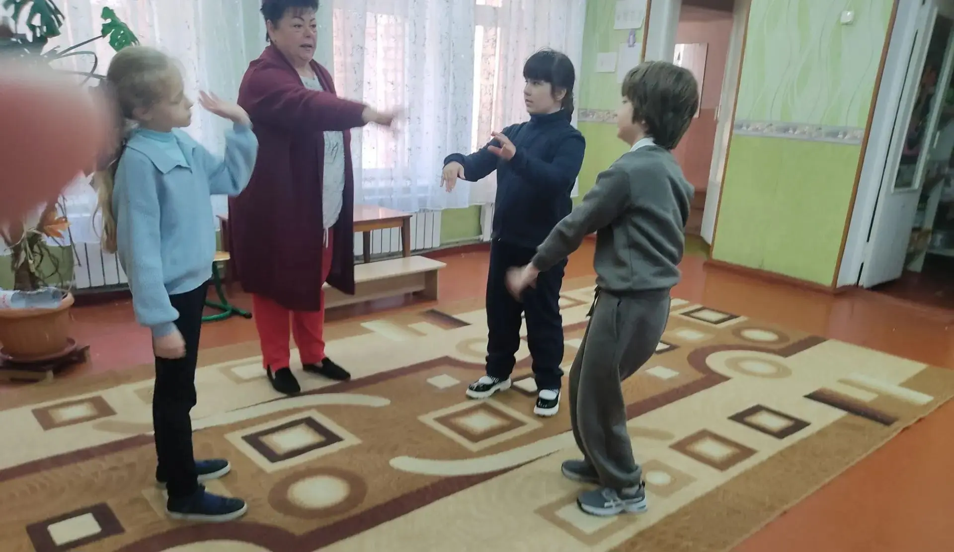 Сегодня разучивали новую физкультминутку с обучающимися 1-Б класса с учителем -логопедом.