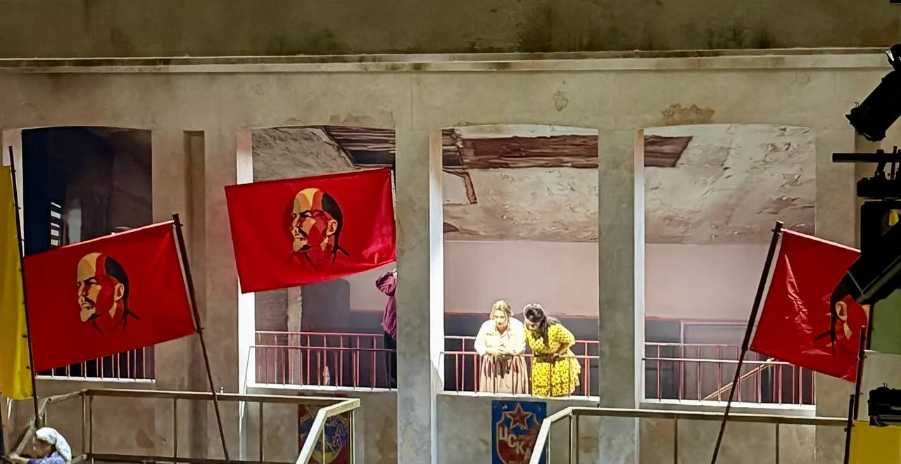 От Ленина до ЦСКА: британская Opera North перенесла «Евгения Онегина» в эпоху распада СССР