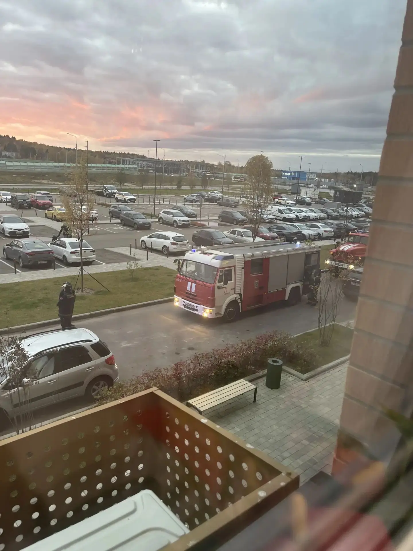 Сработала сигнализация приехала  пожарная машина в корпусе 2.2