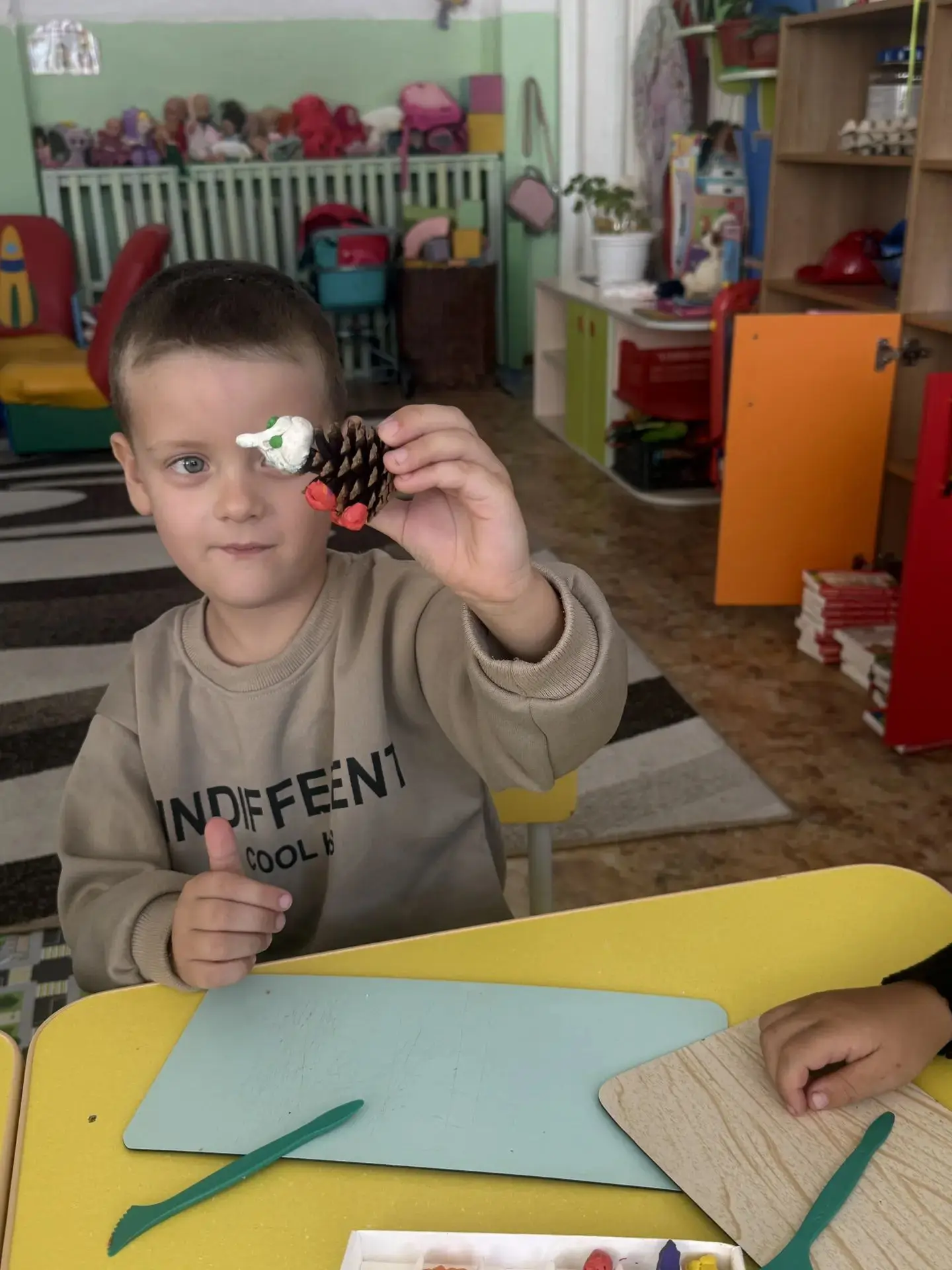 «Как колючий колобок в этом домике зверёк, его в руки не возьмёшь, потому что это — (ёж)».