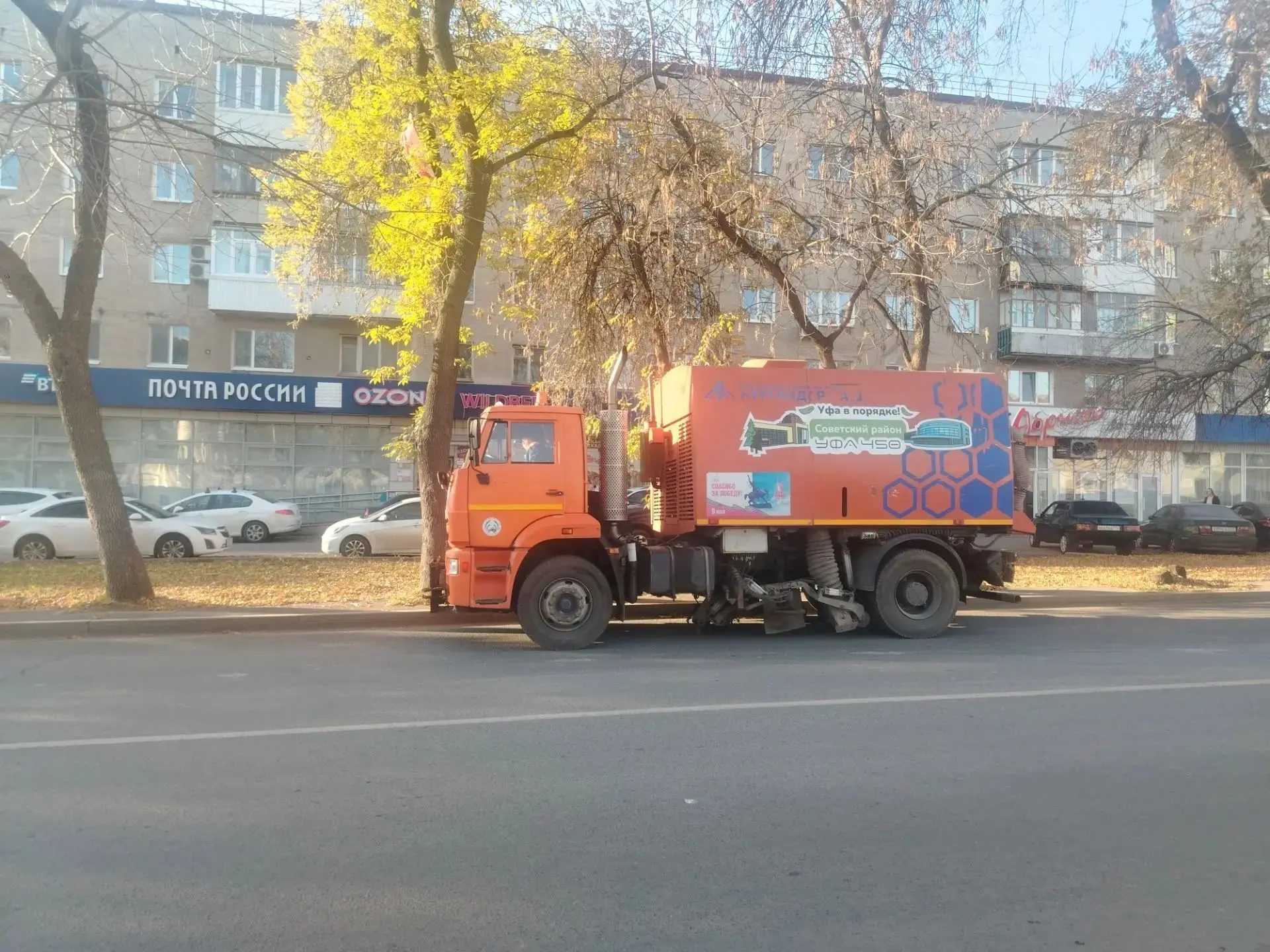 Коммунальные службы Советского района продолжают ежедневную работу в рамках осеннего со...