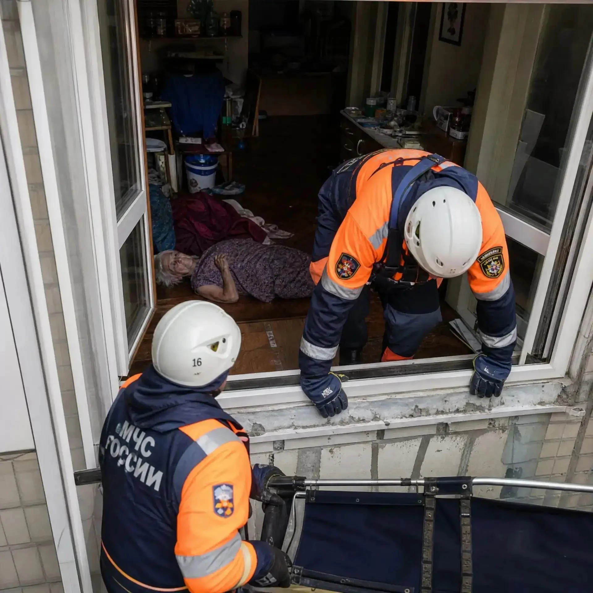 📢 Внук запер 83-летнюю бабушку после инсульта и ушёл. Пенсионерку спасли соседи!