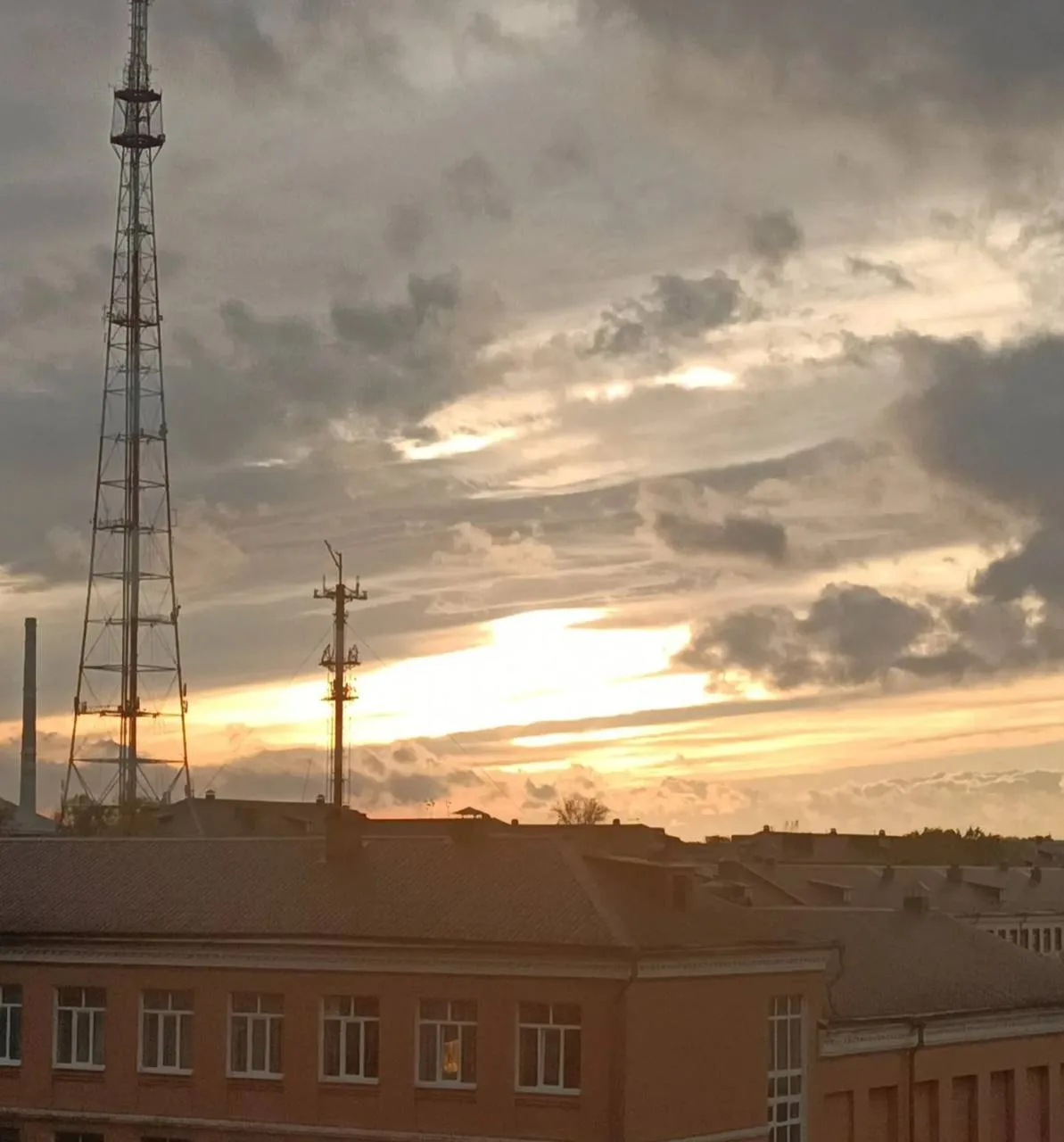 🌅 Небо над городом сегодня особенно постаралось