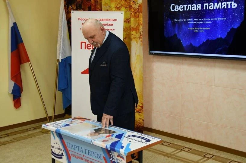 🕊️ "Парту Героя" в честь Артура Сторожа установили в анадырском детсаду "Парус", сообщ...