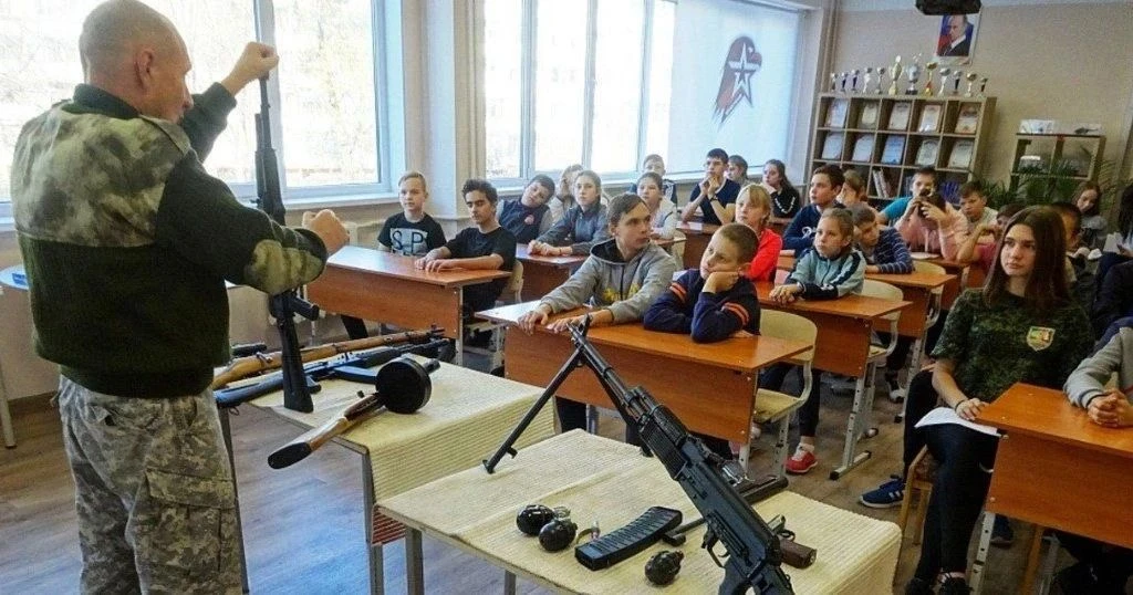 🪖 Материалы для «Начальной военной подготовки» утвердили для всех школ России