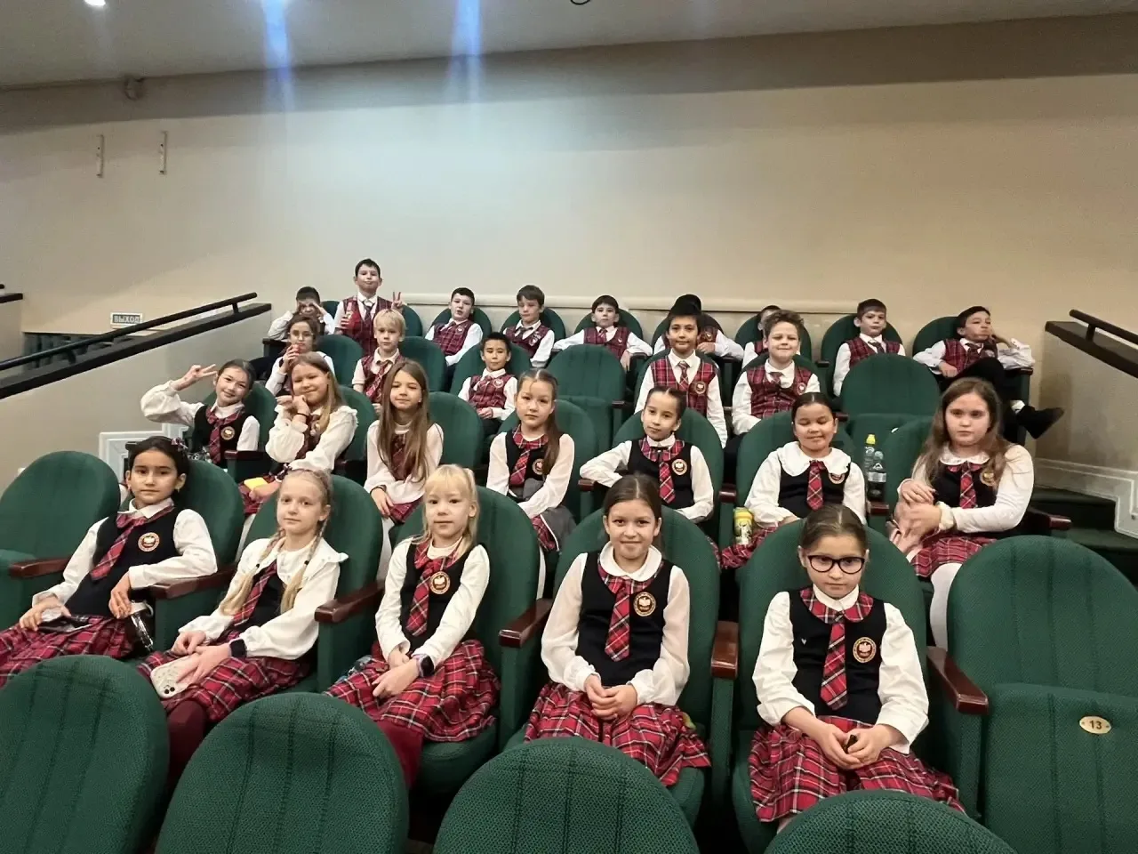 🎭 Волшебное путешествие в мир сказки: ученики начальной школы в театре! 🎭