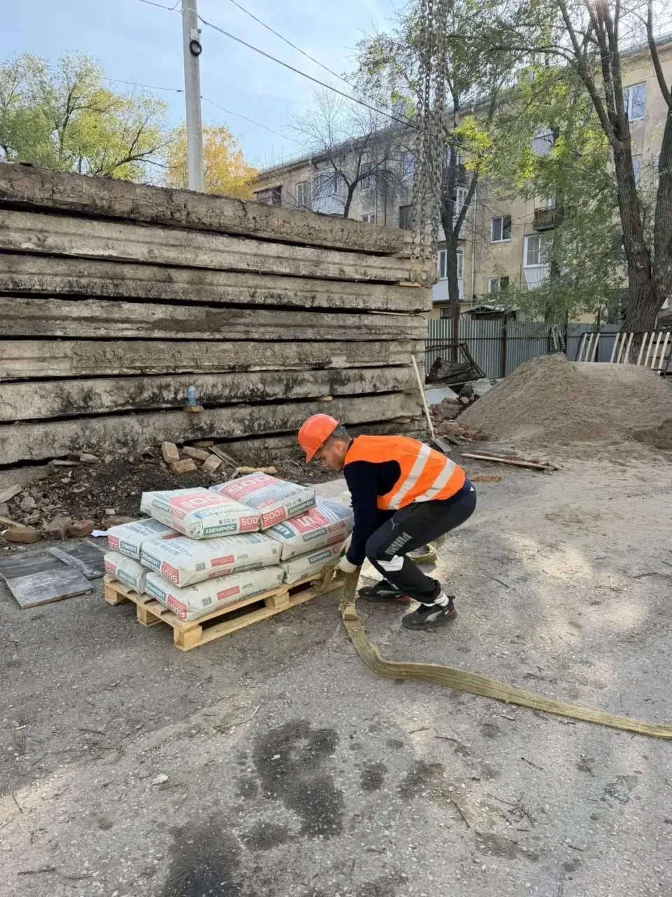 🏠 В Новокуйбышевске восстанавливают дом после атаки БПЛА