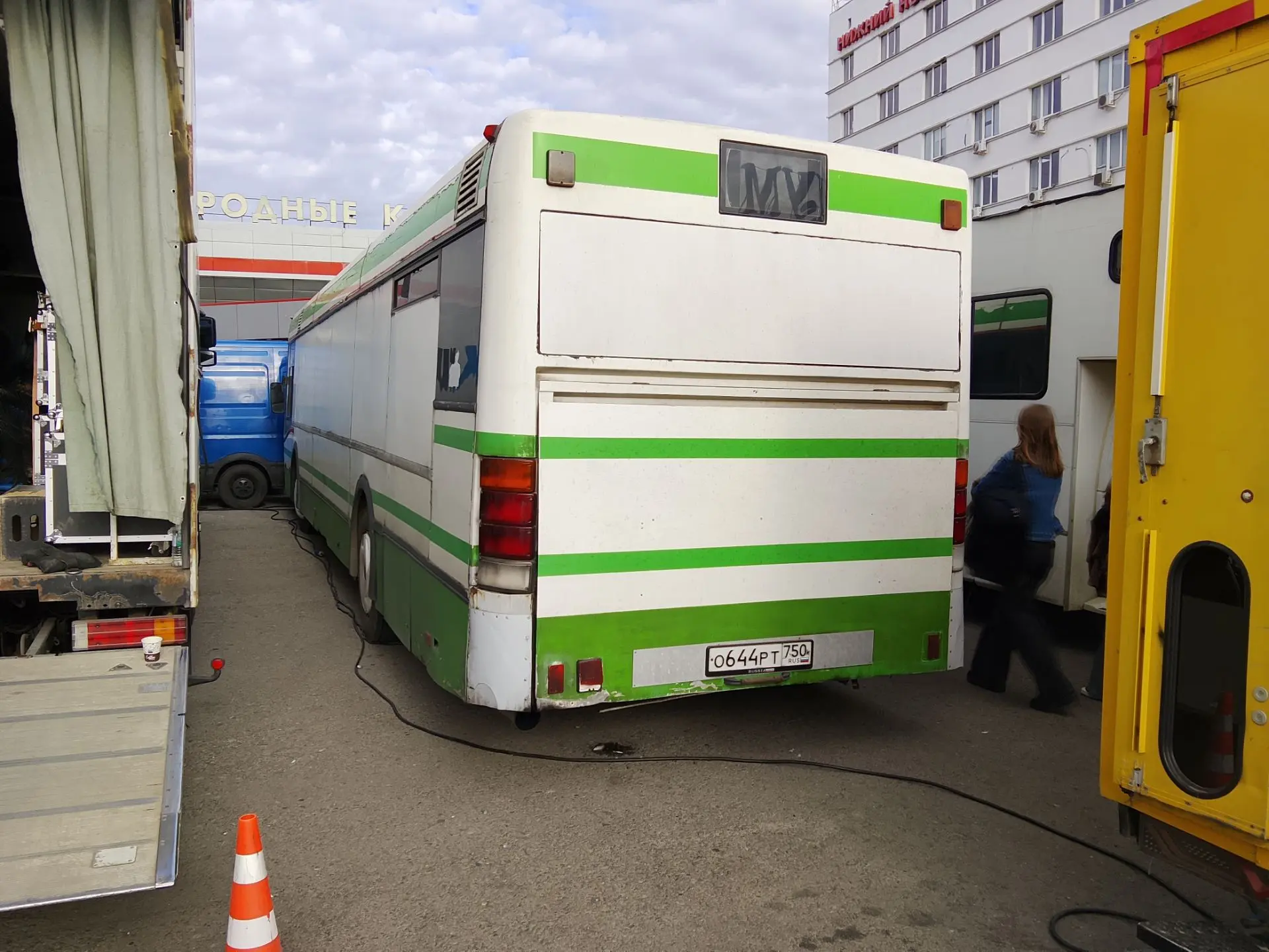 Киносьемочный автобус на Москаре. Нормально подобраться нереально(
