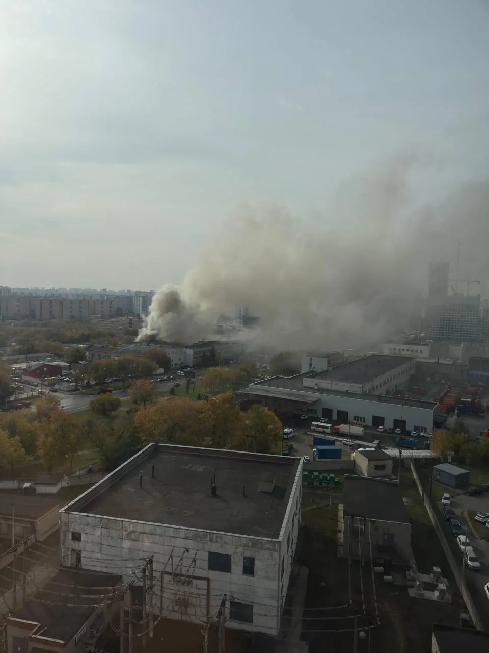🔥 Мощный пожар в районе Марьино — горит здание на улице Нижние поля.