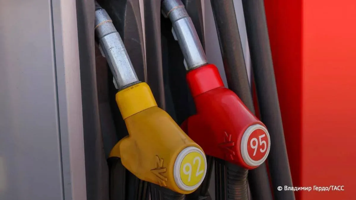 Одна из крупнейших красноярских сетей АЗС "Красноярскнефтепродукт" снизила цены в Хакас...
