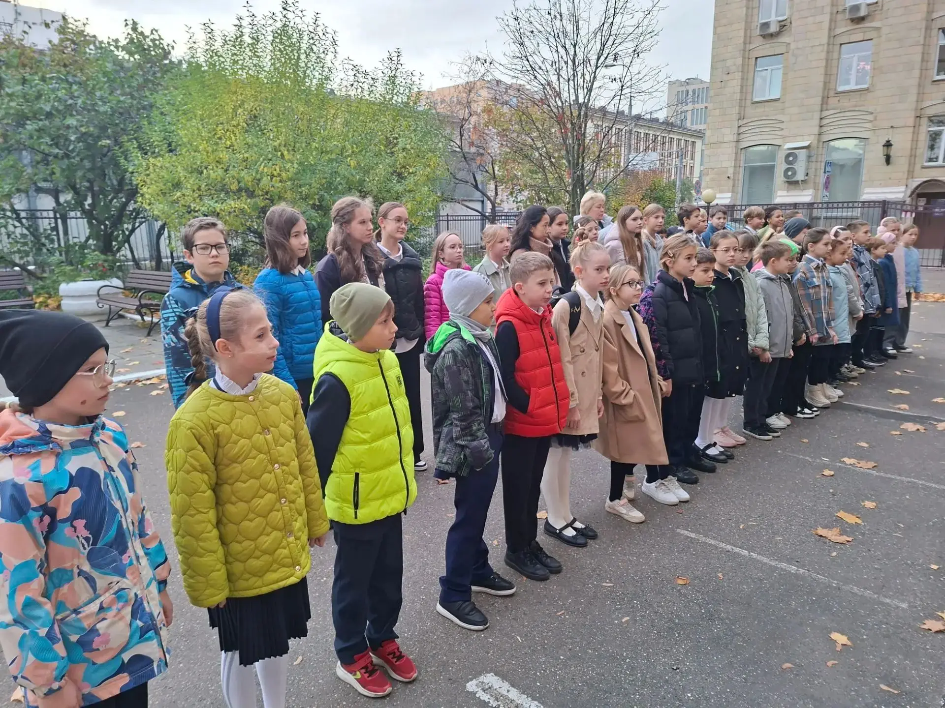 Есть на проспекте Мира школа,