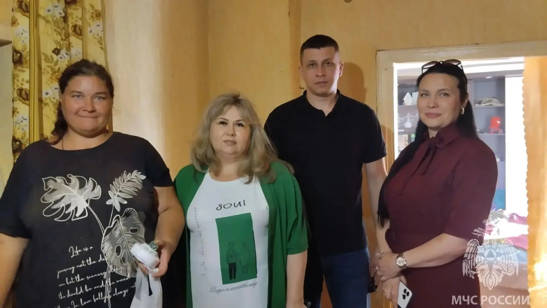 Безопасная зима: в Краснодоне многодетным семьям передали противопожарные датчики