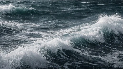 Британских моряков учат защищать подлодки от дронов шлангами