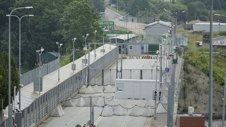 Эстонец перелез через ворота КПП и ушел в Россию после отказа в выезде