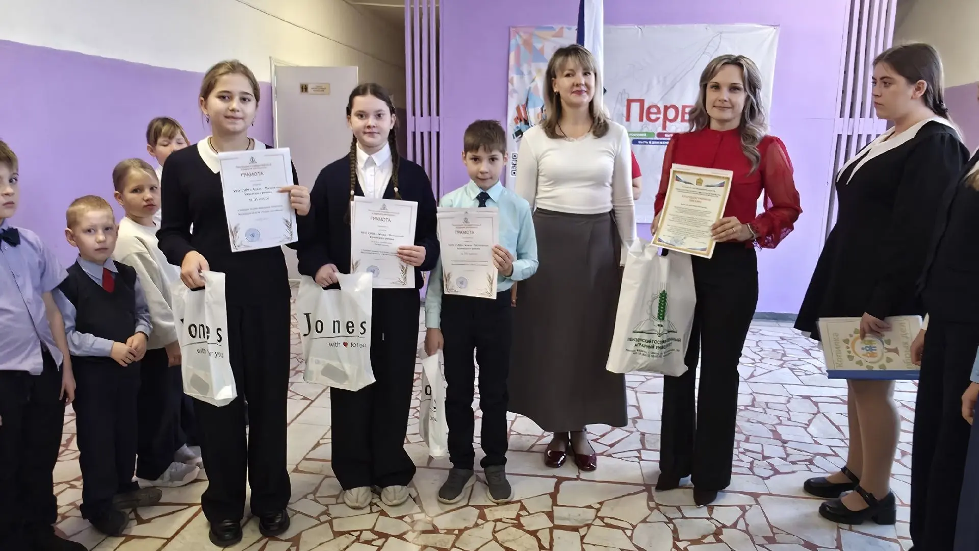 🇷🇺 Традиционная линейка: флаг поднят!