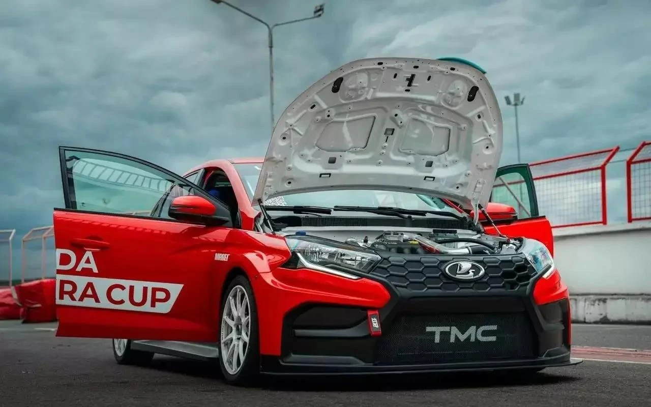 АвтоВАЗ показал гоночную Lada Iskra за 7 млн рублей