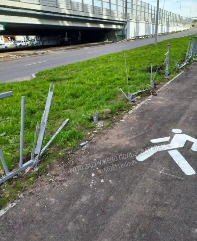 🚧 В Воронеже сломалось ограждение возле Остужевской развязки.
