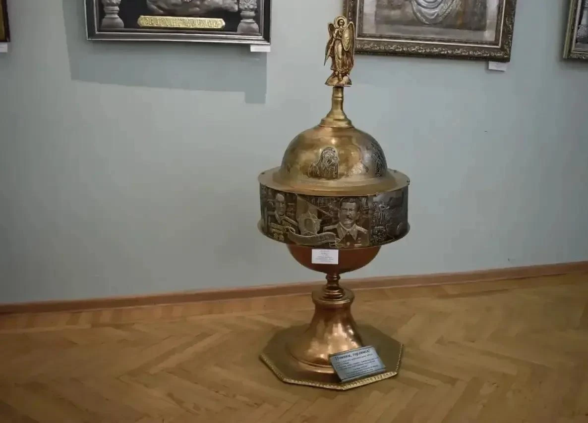 Лискинцев пригласили на выставку местного художника Анатолия Клюева