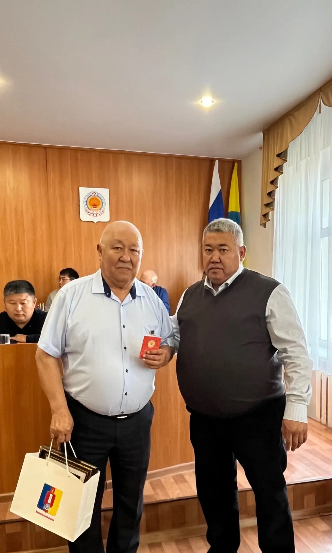 Сегодняшняя 8 сессия депутатов Собрания депутатов Яшкульского РМО началась с приятного ...