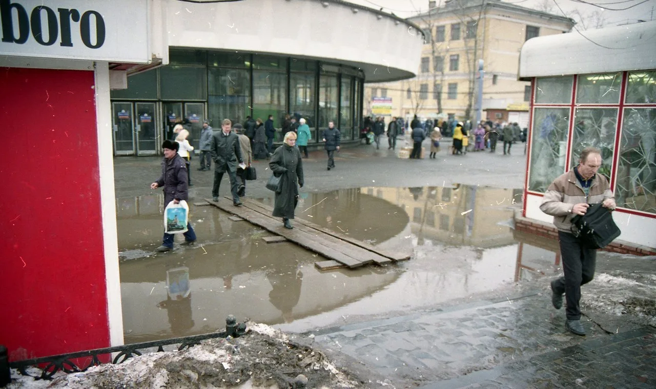 У метро "Улица 1905 года" в 2001-м году.
