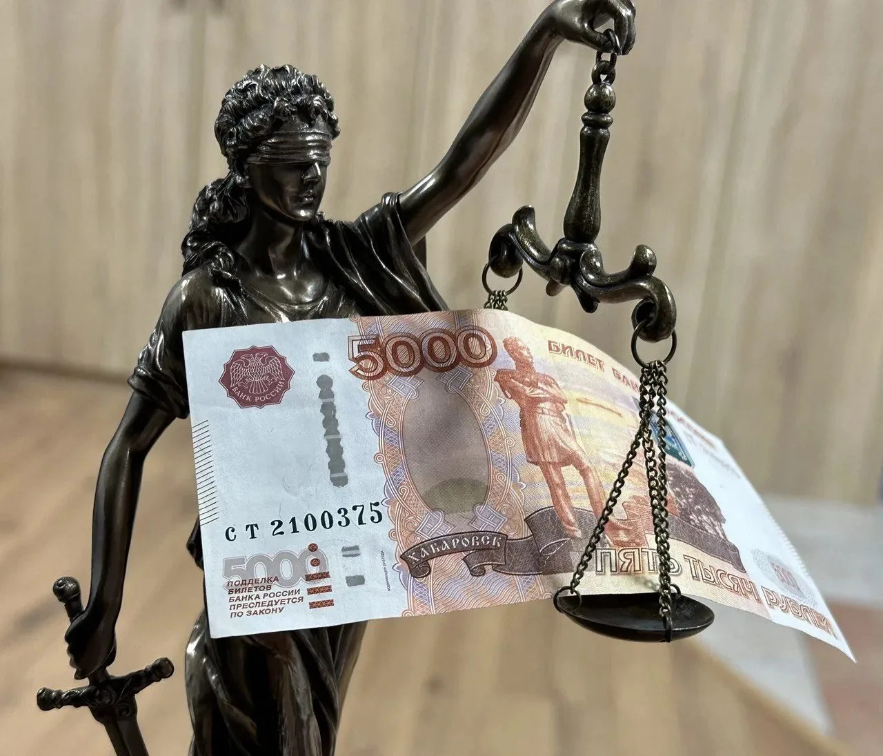Иностранец на Nissan Note разнёс имиджевые баннеры верфи «Звезда» и попал на деньги
