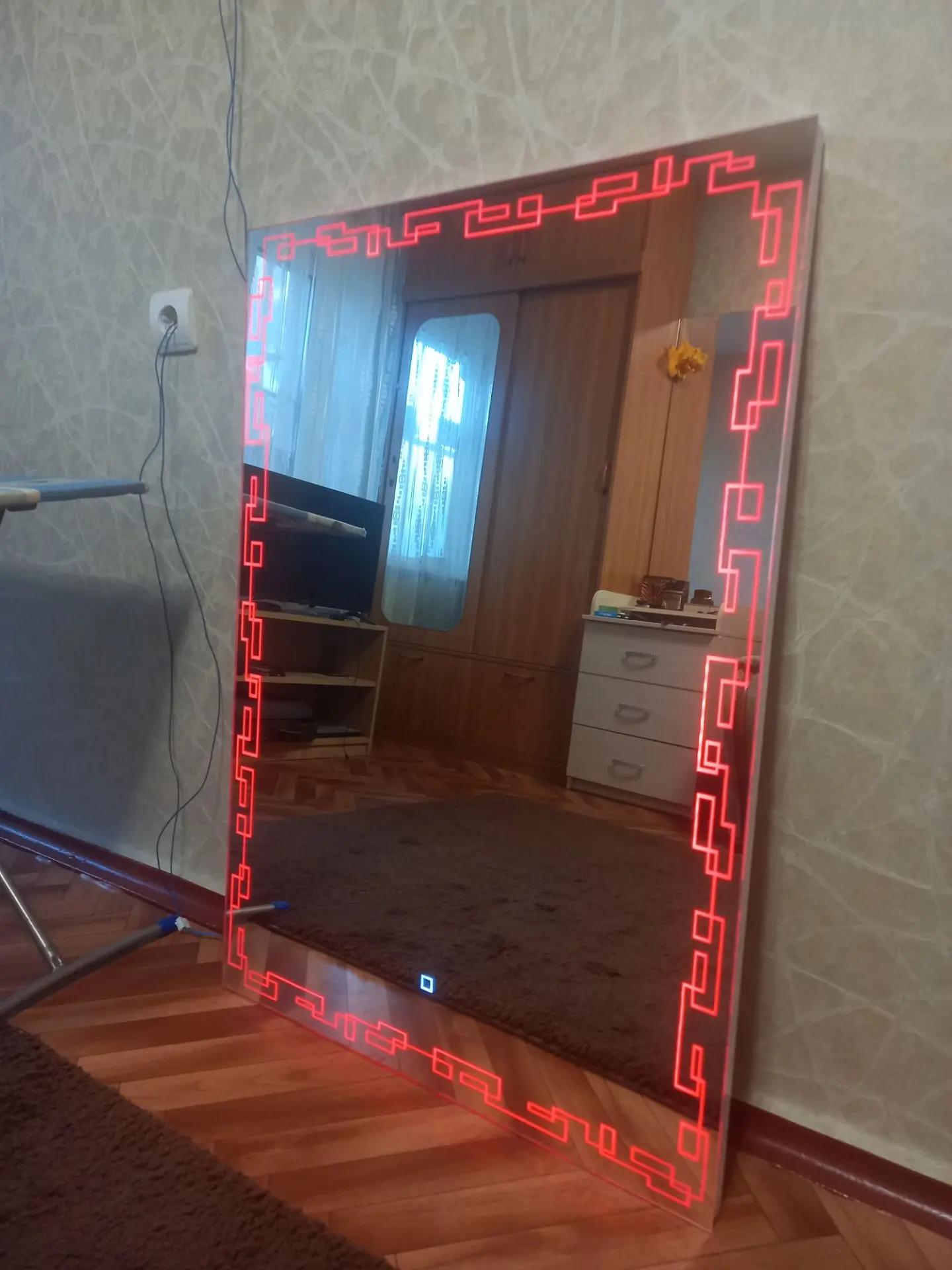 Продам зеркало с подсветкой.Новое.Размер 70×100 см.Включение сенсорное,управление с тел...