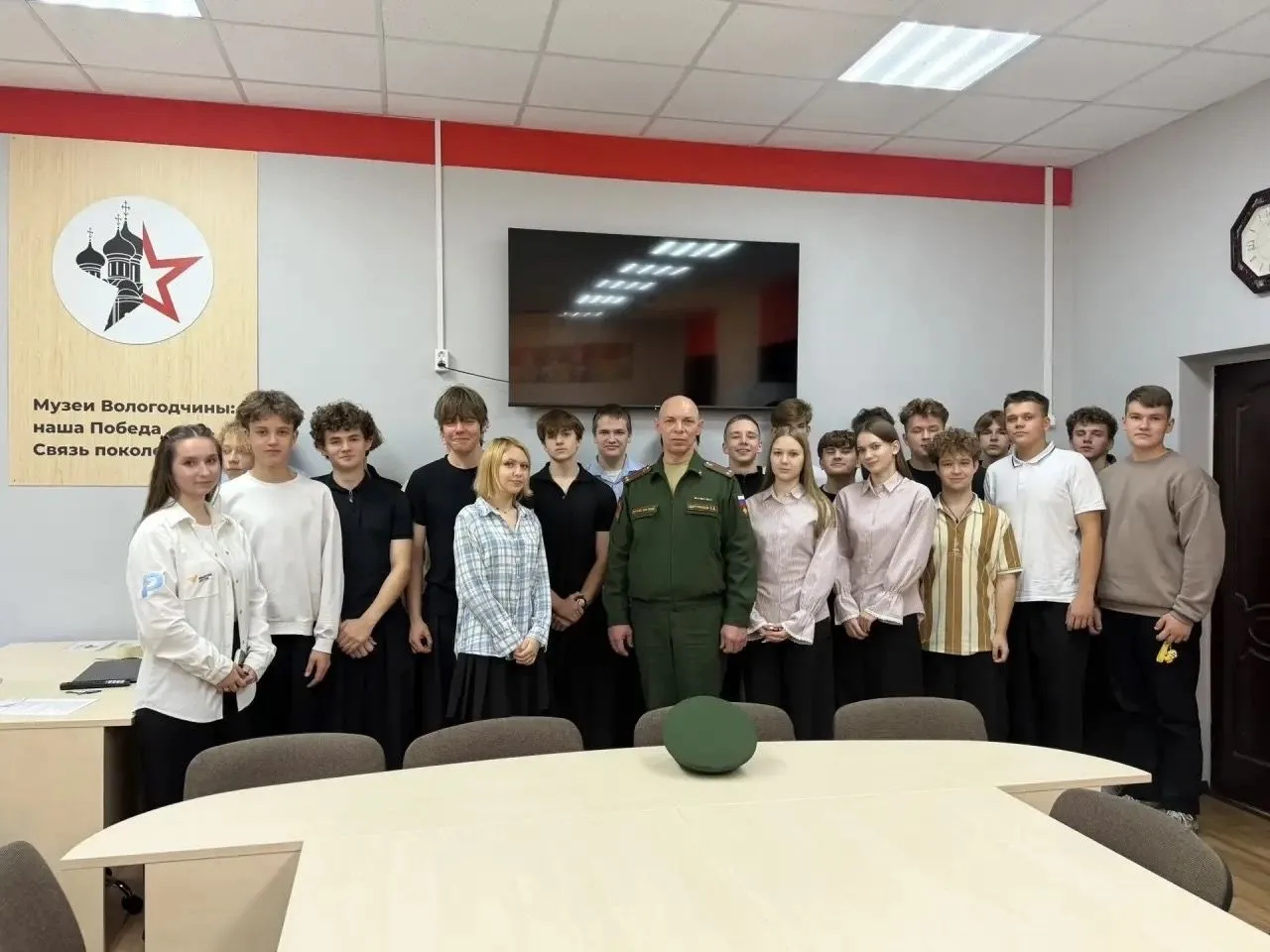 🎖 В школьном музее «Наследие» прошла встреча с военным комиссаром