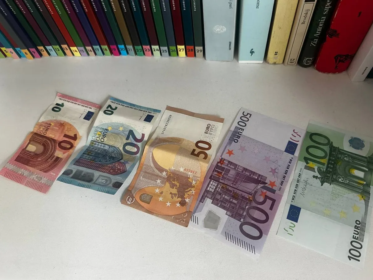 🏦 Внимание, вопрос: какая из этих купюр изрядно погоняла моего мужа по банкам Италии?