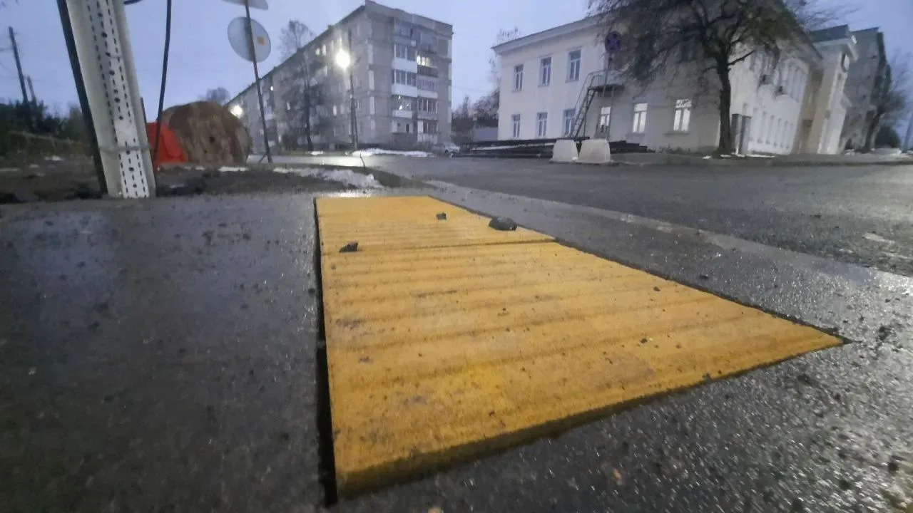 На Октябрьской начали укладывать тактильные плиты