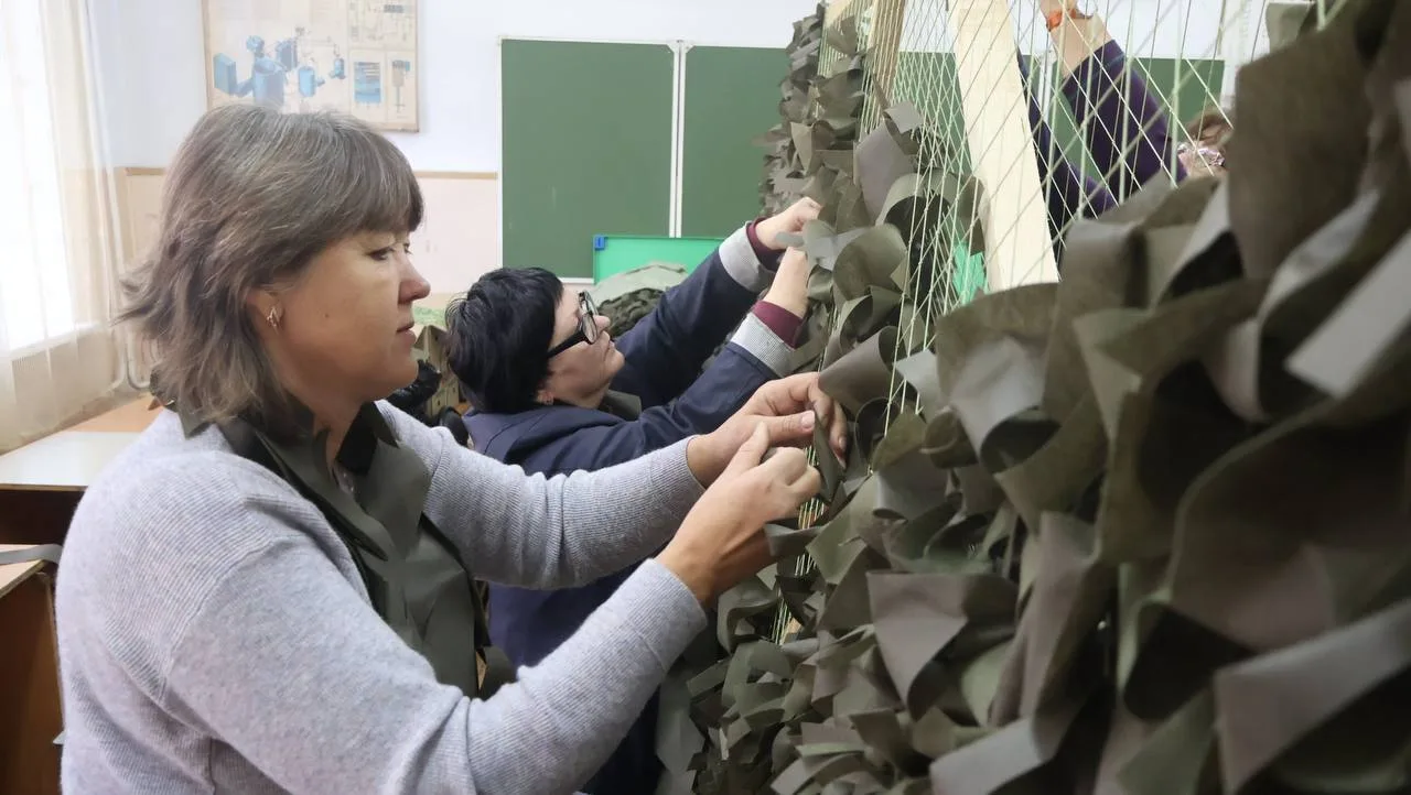 🇷🇺Тепло в каждой ленточке: как создают маскировочные сети для бойцов СВО в Уссурийске