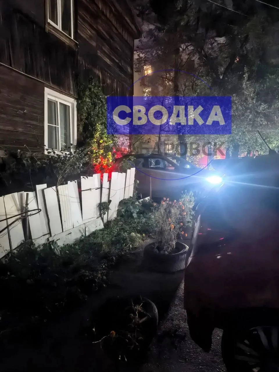На Фрунзе 113 машина влетела в жилой дом. Судя по всему, водитель перепутал педали.
