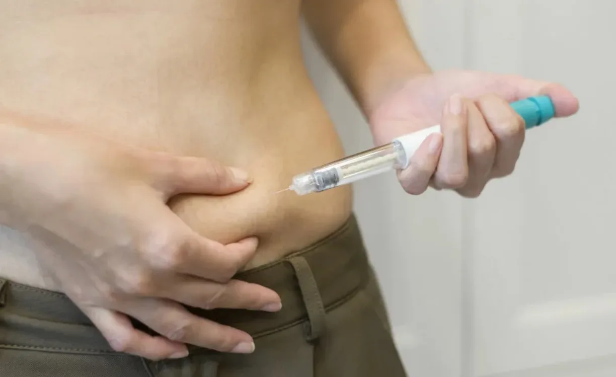 💉 Учёные создали «укол от жира» - препарат CBL‑514, который эффективнее Оземпика.