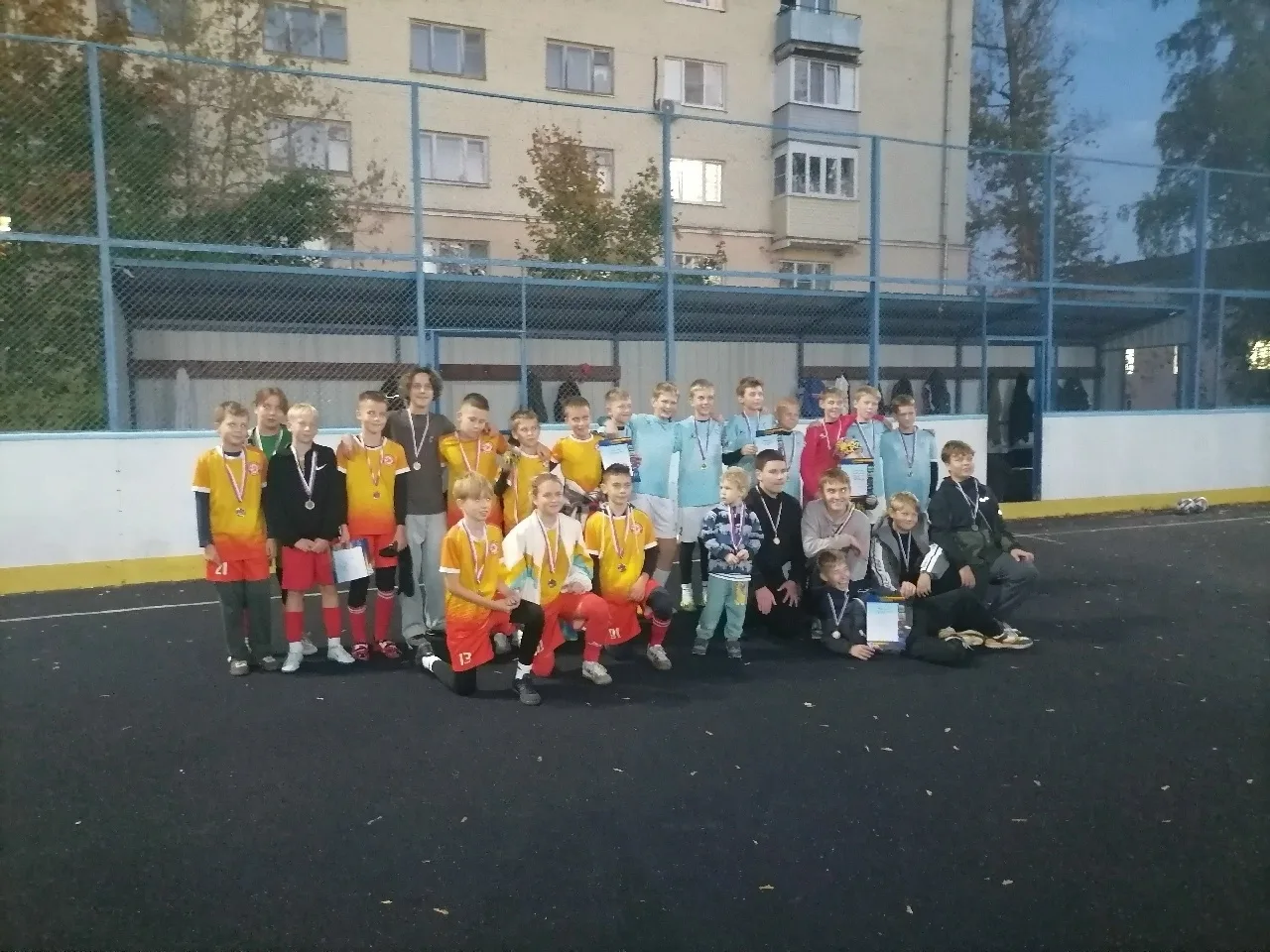 ⚽🥅Хоккейная коробка "Сокол" стала точкой притяжения для всех уличных футболистов - там...