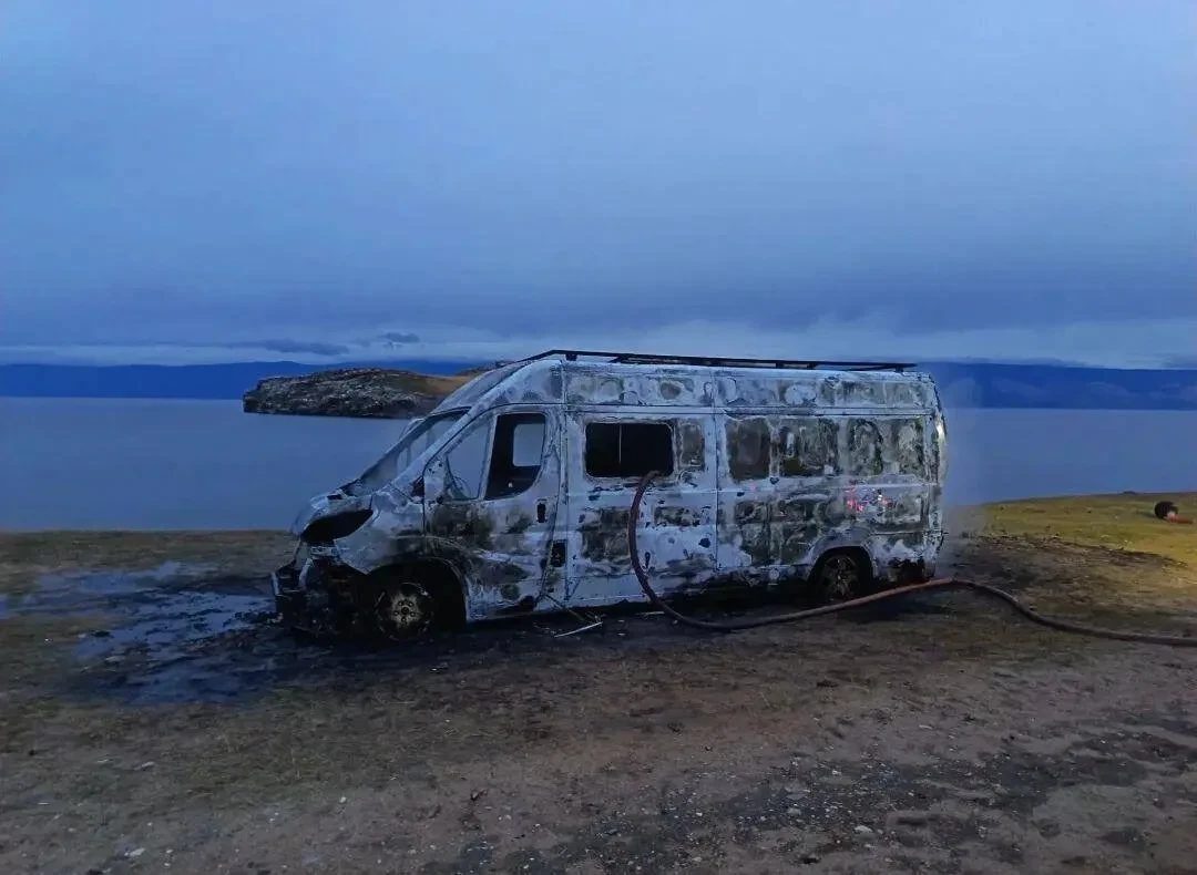 На Ольхоне полностью сгорел дом на колёсах. Fiat Ducato вспыхнул накануне утром на пляж...