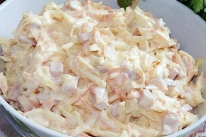 Сaлaт из моркови с яблоком, сыром и ветчинoй