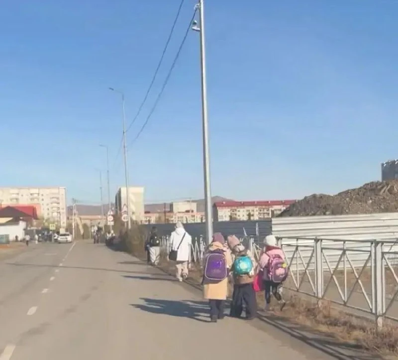 В Кызыле застройщик перекрыл тротуар у школы № 17 без организации обхода
