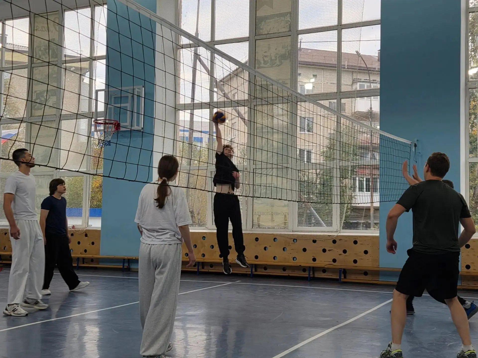 🏐❤️ «БИТВА ТИТАНОВ»: КОГДА ПОБЕЖДАЕТ ДРУЖБА ❤️🏐В нашей школе на волейбольной площадке...