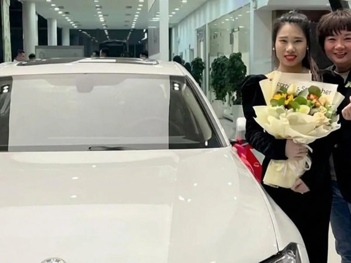 Начальница подарила сотрудникам BMW, чтобы они не мёрзли по дороге на работу.