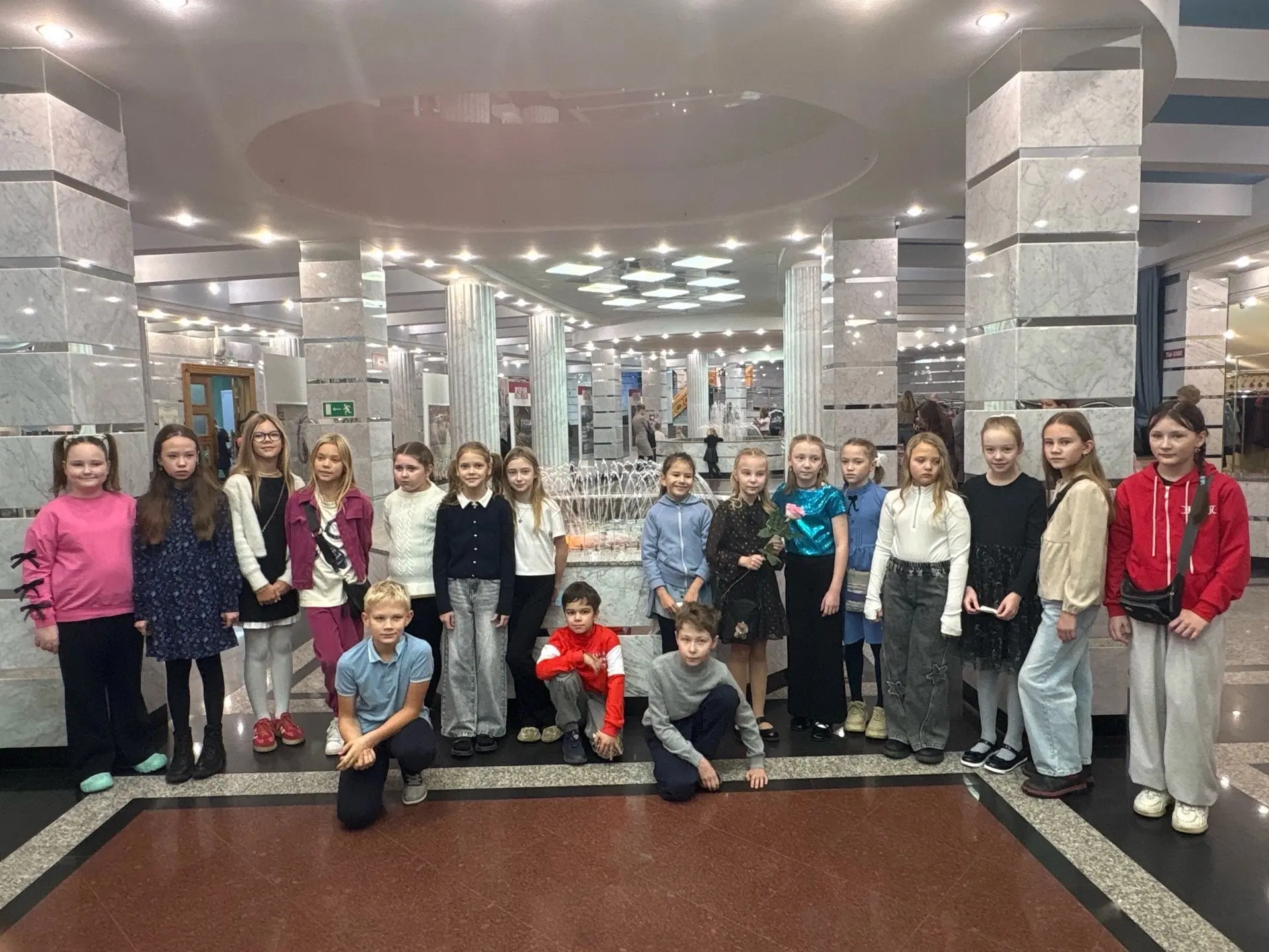 ВЕСТИ ИЗ КЛАССОВ: 3 «В» в Театре драмы им. Ломоносова 🎭