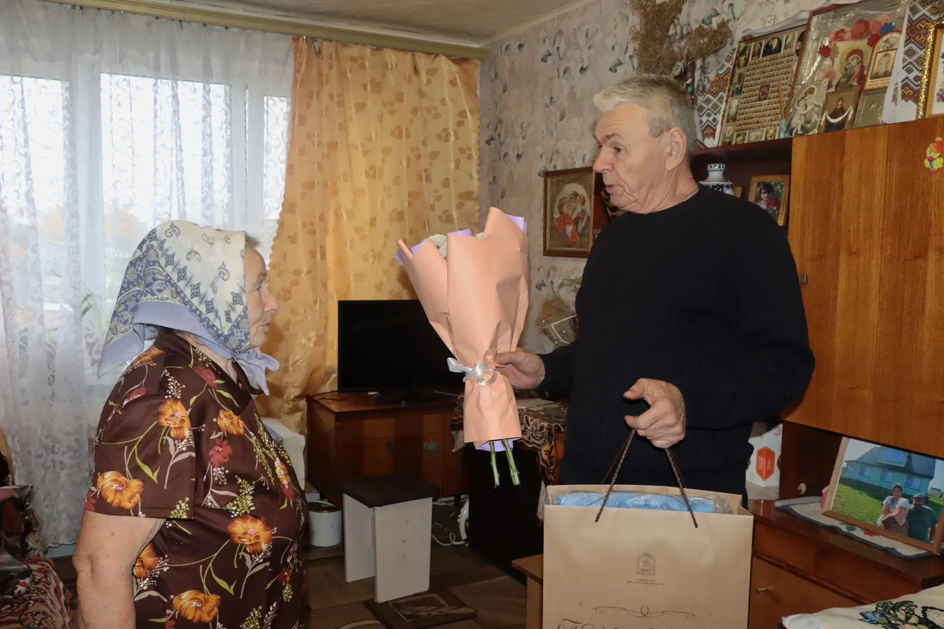 💐В Лотошино прижился удивительно теплый обычай: приходить с поздравлениями к тем, кто ...