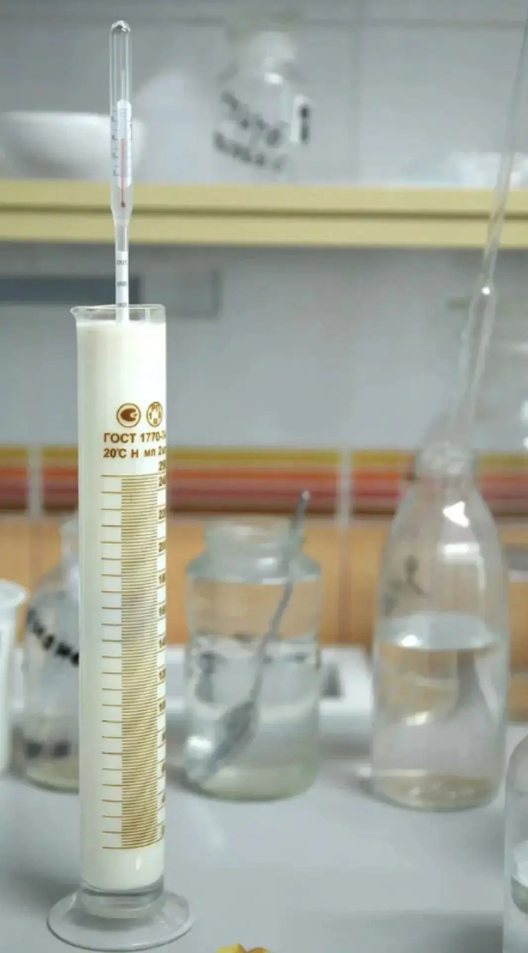 🥛 Что на самом деле проверяют в молоке: взгляд изнутри лаборатории