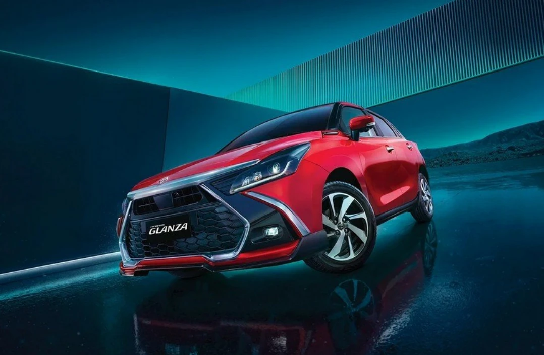 Toyota Glanza подвергли рестайлингу следом за исходным Suzuki: больше агрессии и новый ...