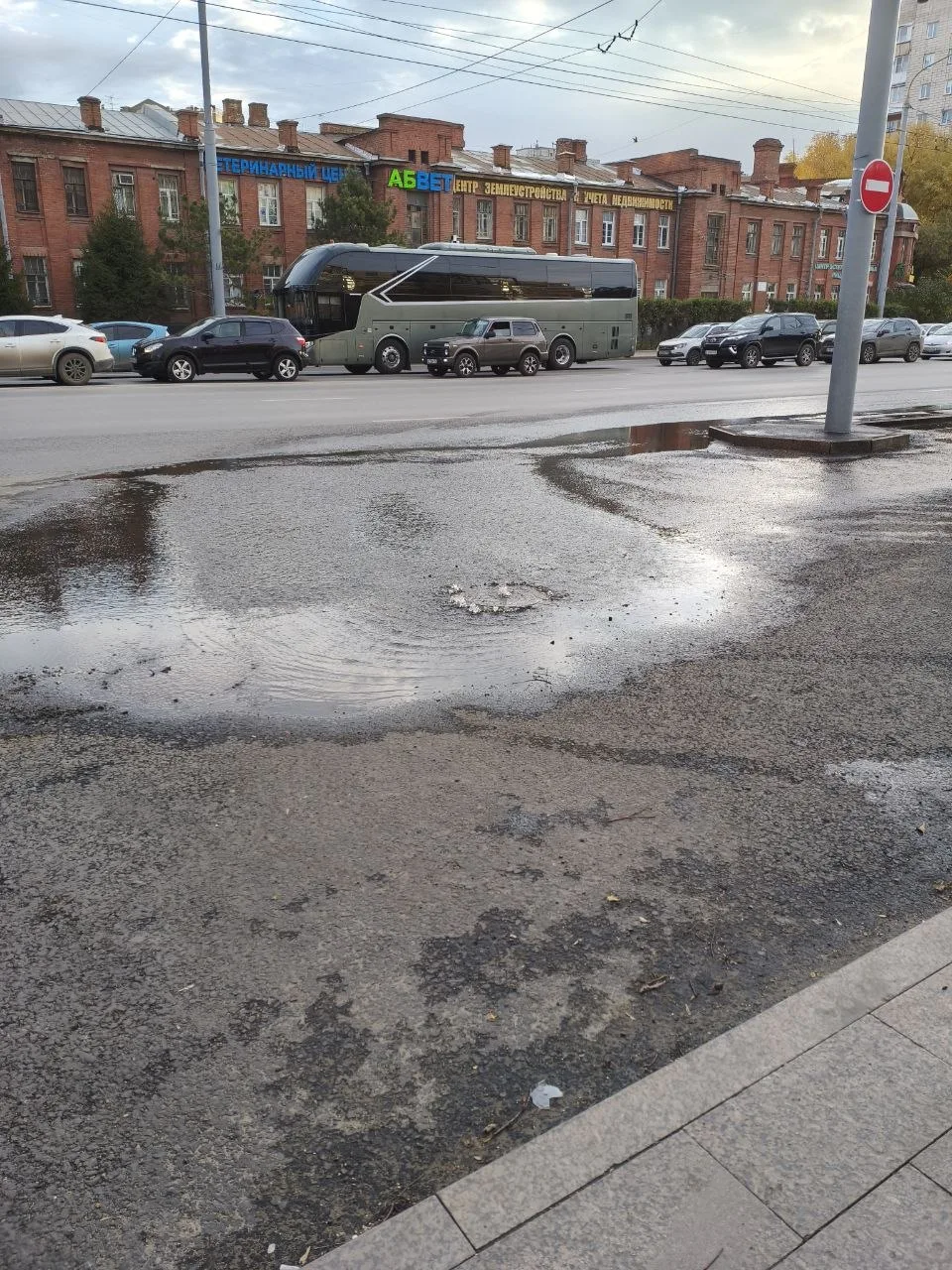 ♨️ На Красном Пути в Омске снова «бьёт гейзер»
