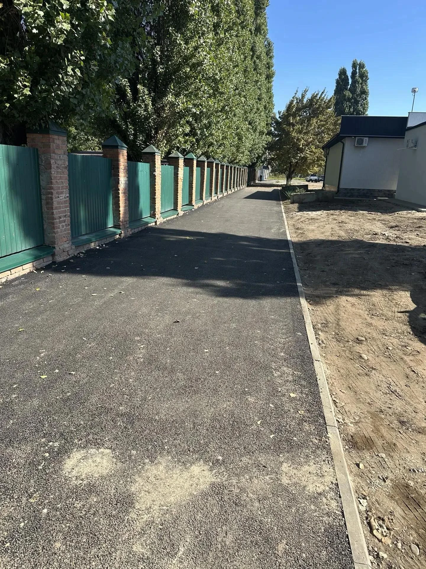 🚧 В Кропоткине завершили устройство тротуара вдоль детского сада № 2 по улице Комсомол...
